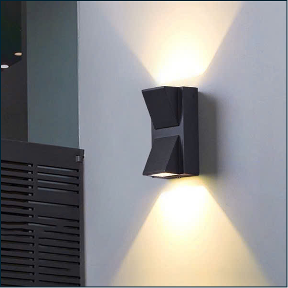 alt="Đèn spotlight giúp làm nổi bật các chi tiết kiến trúc, tượng điêu khắc"